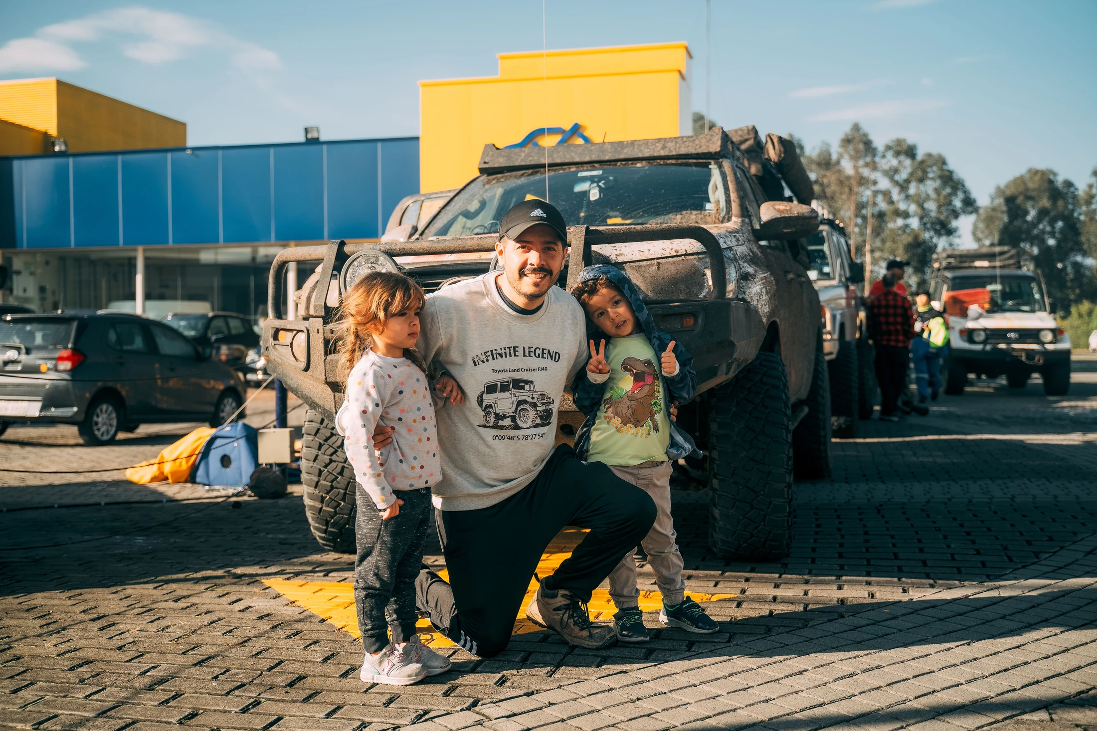 Familia junto a un vehículo todoterreno