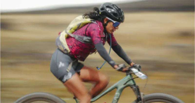 Ciclista en pista de montaña