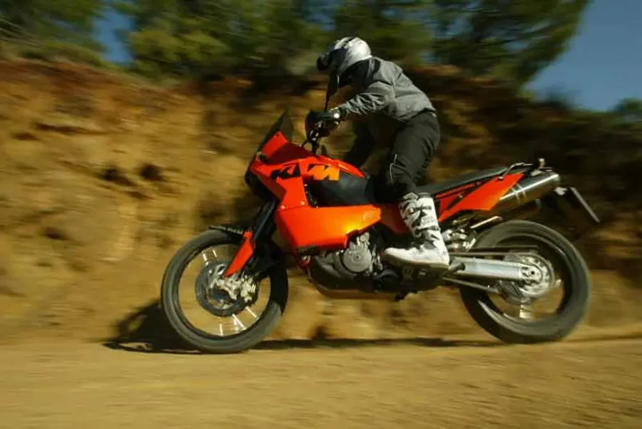Motociclista en pista técnica